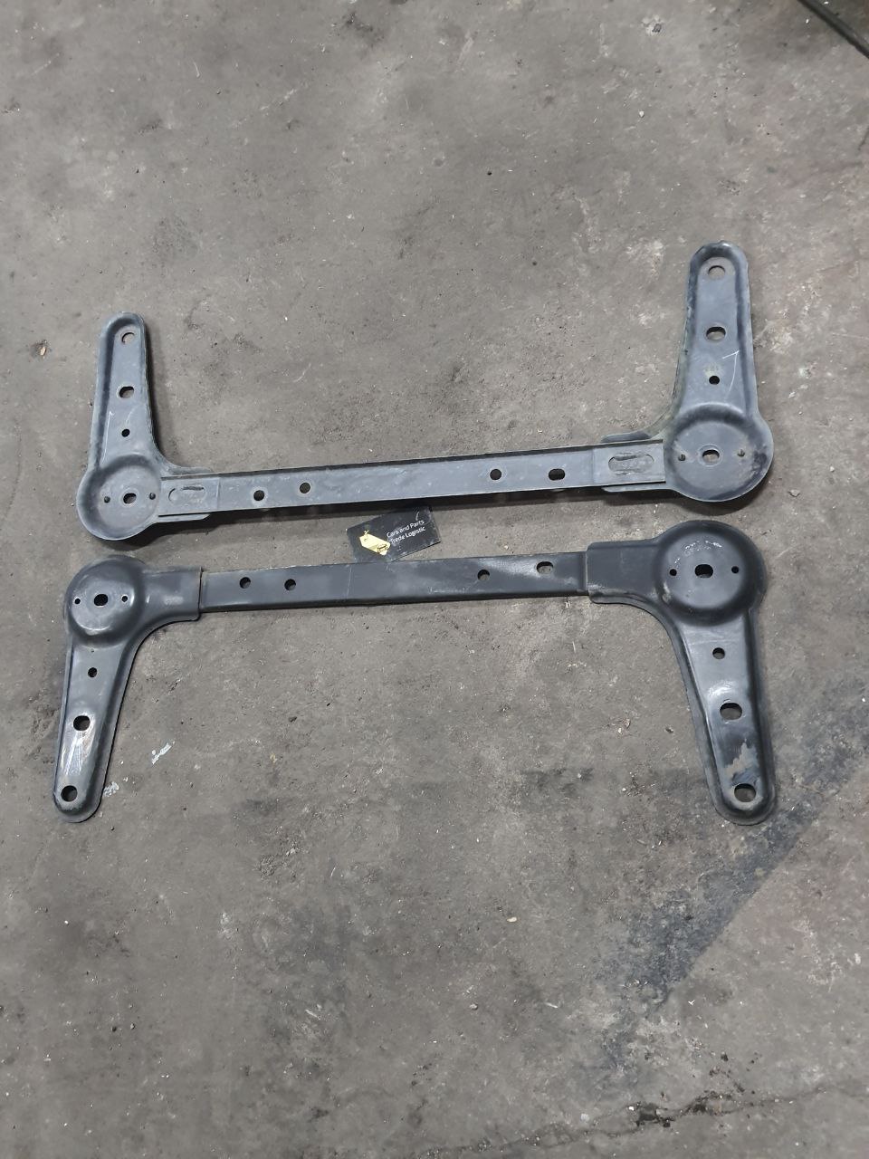 кронштейн підрамнику, ніссан б/у