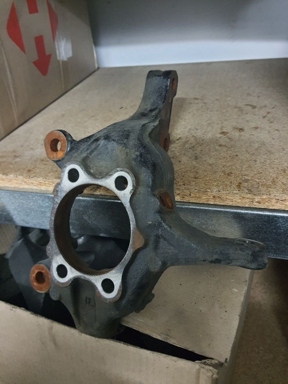 лівий кулак поворотний ліф