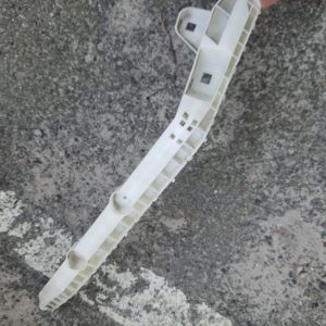 правая направляющая заднего бампера