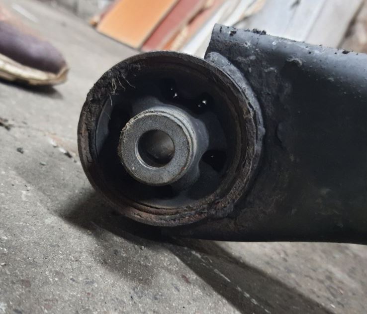 нисан лиф балка задняя, отличное состояние, саленблоки целые б/у