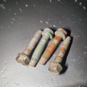 болт кріплення амортизатора до цапфи б/у