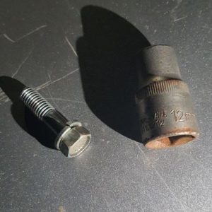 верхній болт на 12 кріплення рульового карданчику нісан ліф