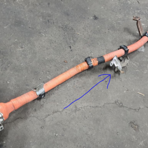 кронштейн проводки батареї другий