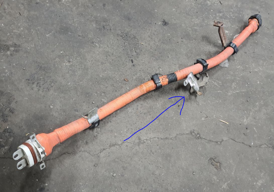 кронштейн проводки батареї другий