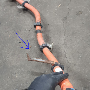 кронштейн проводки батареї перший