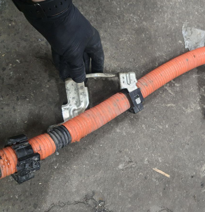 кронштейн проводки батареї другий