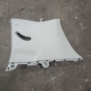 чудовий стан, задня права обшивка стойки нісан ліф