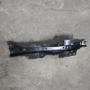 вертикальна планка панель радиатора кронштейн замка капота нісан ліф