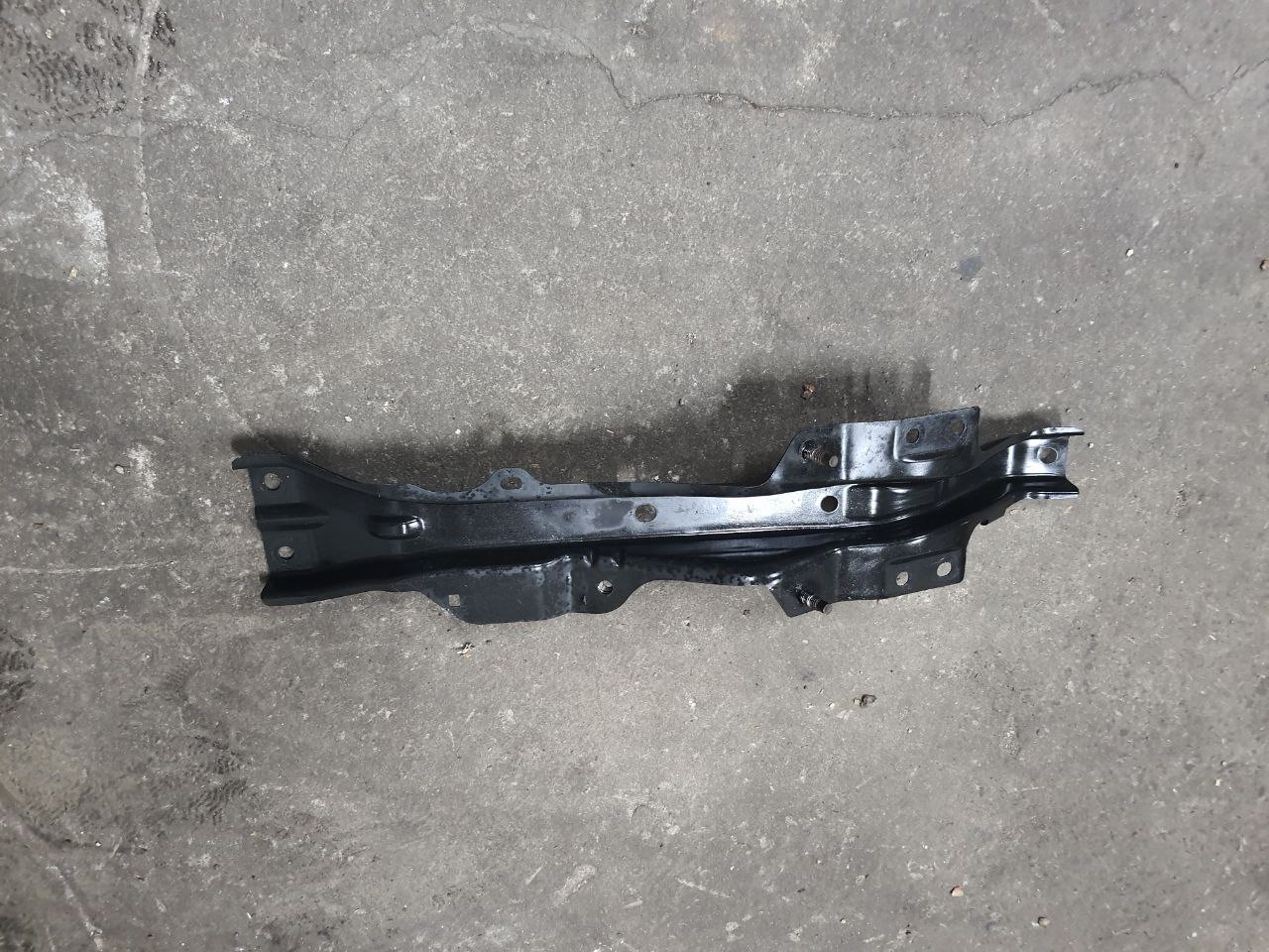 вертикальна планка панель радиатора кронштейн замка капота нісан ліф