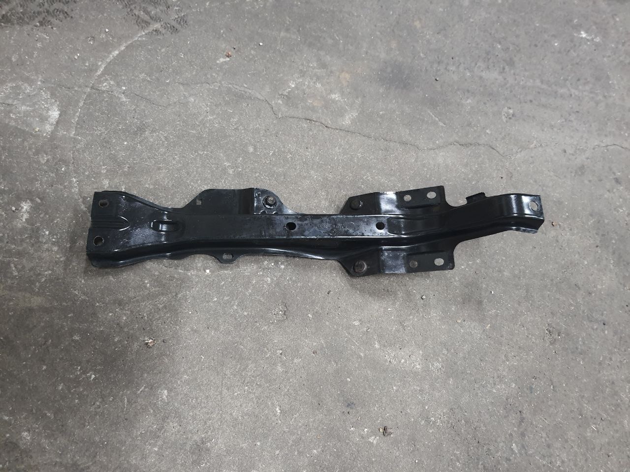 вертикальна планка панель радиатора кронштейн замка капота нісан ліф