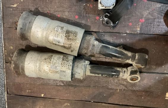 пневмостійка, передній амортизатор Range Rover Sport (L320 2005 - 2013) Land Rover Discovery 4 (L319, 2009-2016)