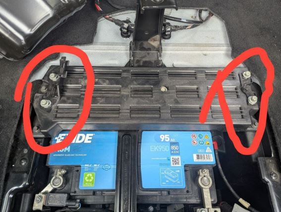 правий кронштейн кріплення компресору пневмопідвіски Range Rover L405, L494