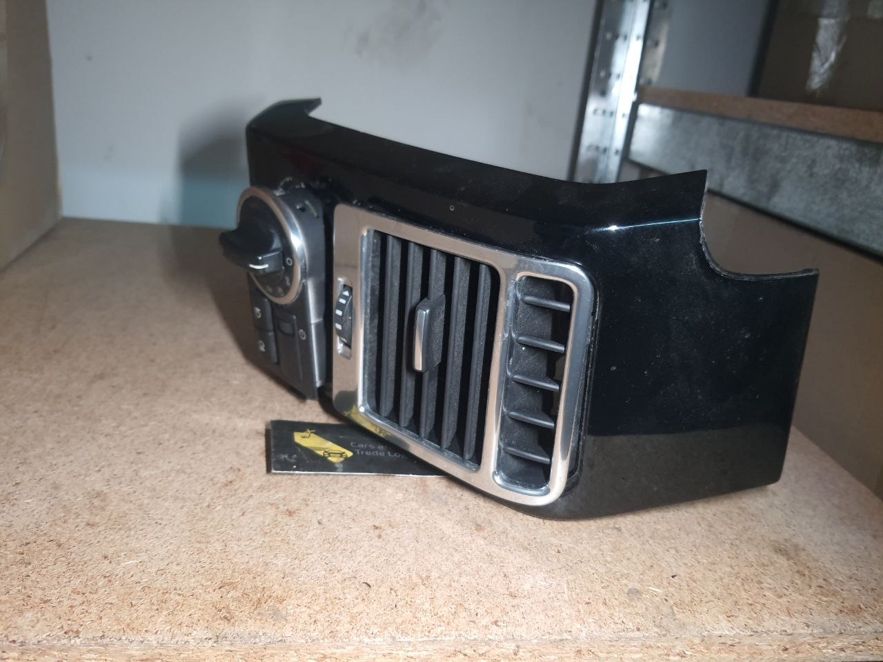 правий дефлектор приборної панелі Range Rover (L322 2002 - 2012, L405 2012 - 2021) Range Rover Sport (L320 2005 - 2013, L494 2013 - 2022) Land Rover Discovery 4 (L319, 2009-2017) - Зображення 2