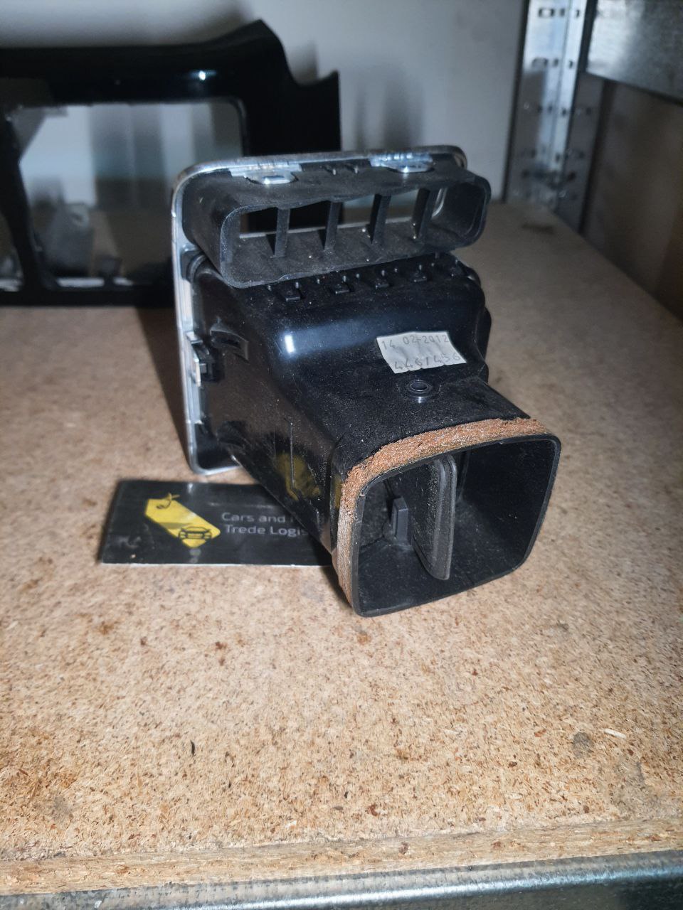 правий дефлектор приборної панелі Range Rover (L322 2002 - 2012, L405 2012 - 2021) Range Rover Sport (L320 2005 - 2013, L494 2013 - 2022) Land Rover Discovery 4 (L319, 2009-2017) - Зображення 3