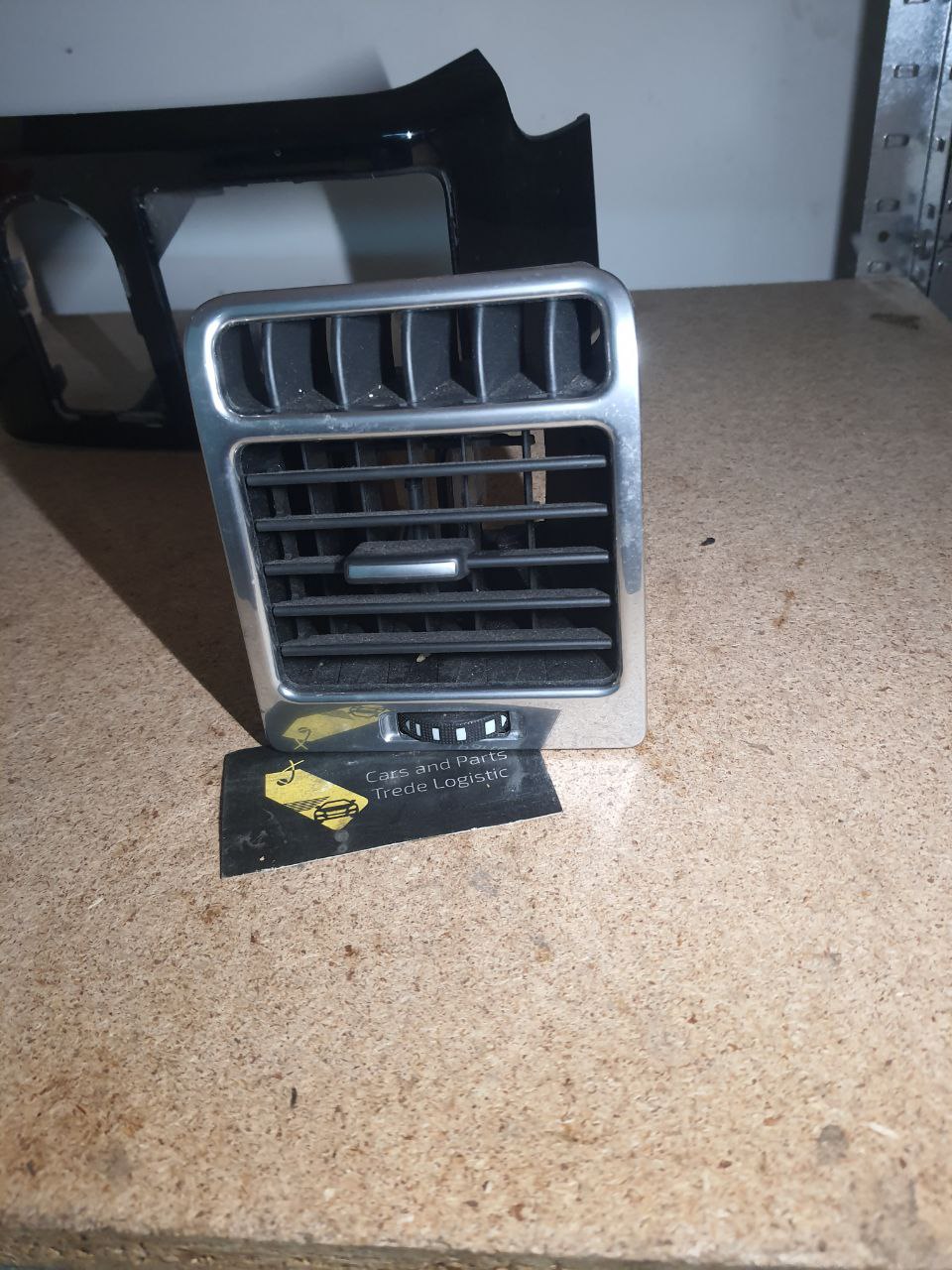 правий дефлектор приборної панелі Range Rover (L322 2002 - 2012, L405 2012 - 2021) Range Rover Sport (L320 2005 - 2013, L494 2013 - 2022) Land Rover Discovery 4 (L319, 2009-2017)