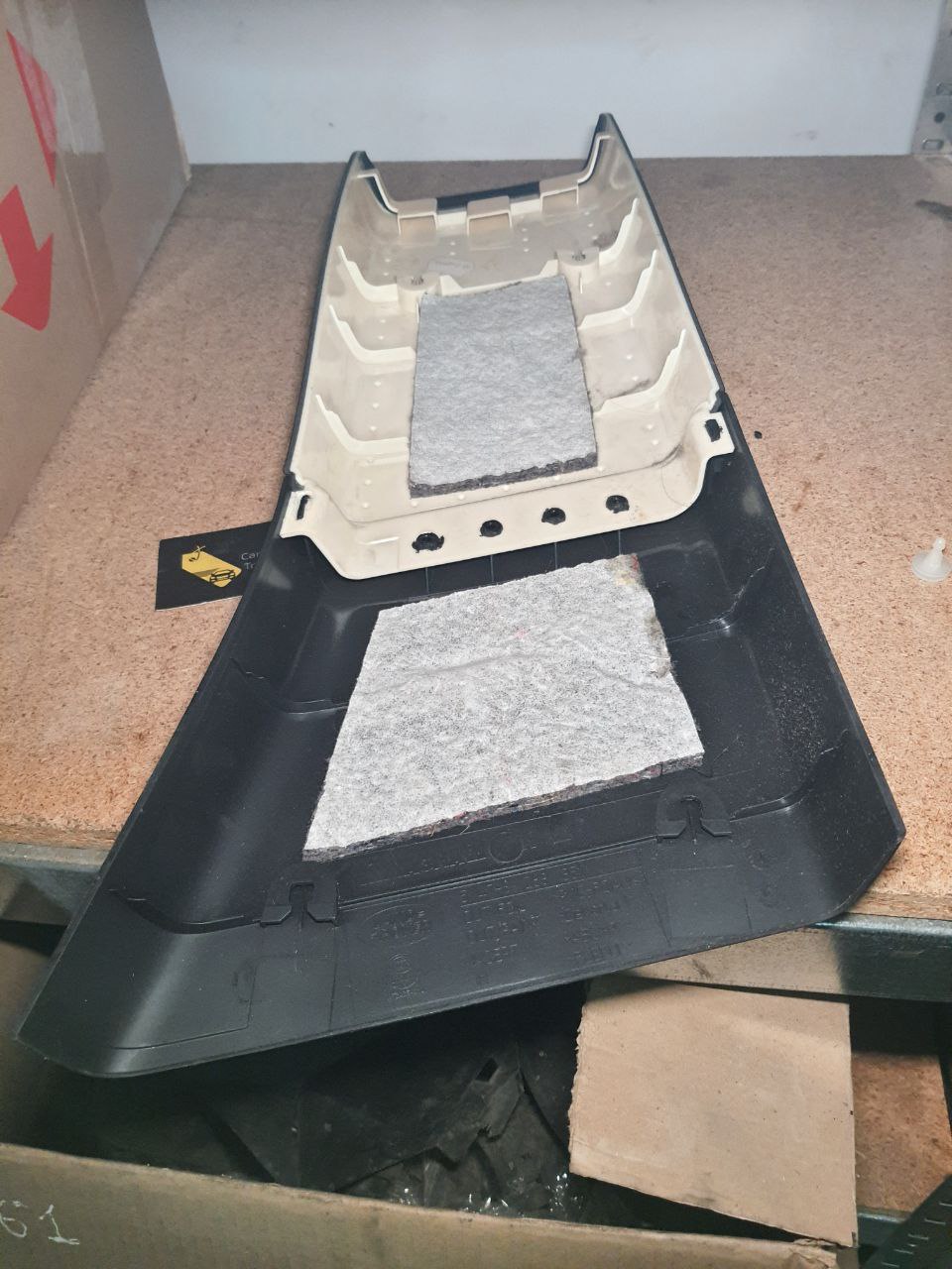 EMH500050PVA нижня ліва накаладка центральної стойки Range Rover L322 (2002 - 2012)