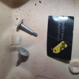 Болт кріплення кронштейна компресора пневмопідвіски Range Rover L322