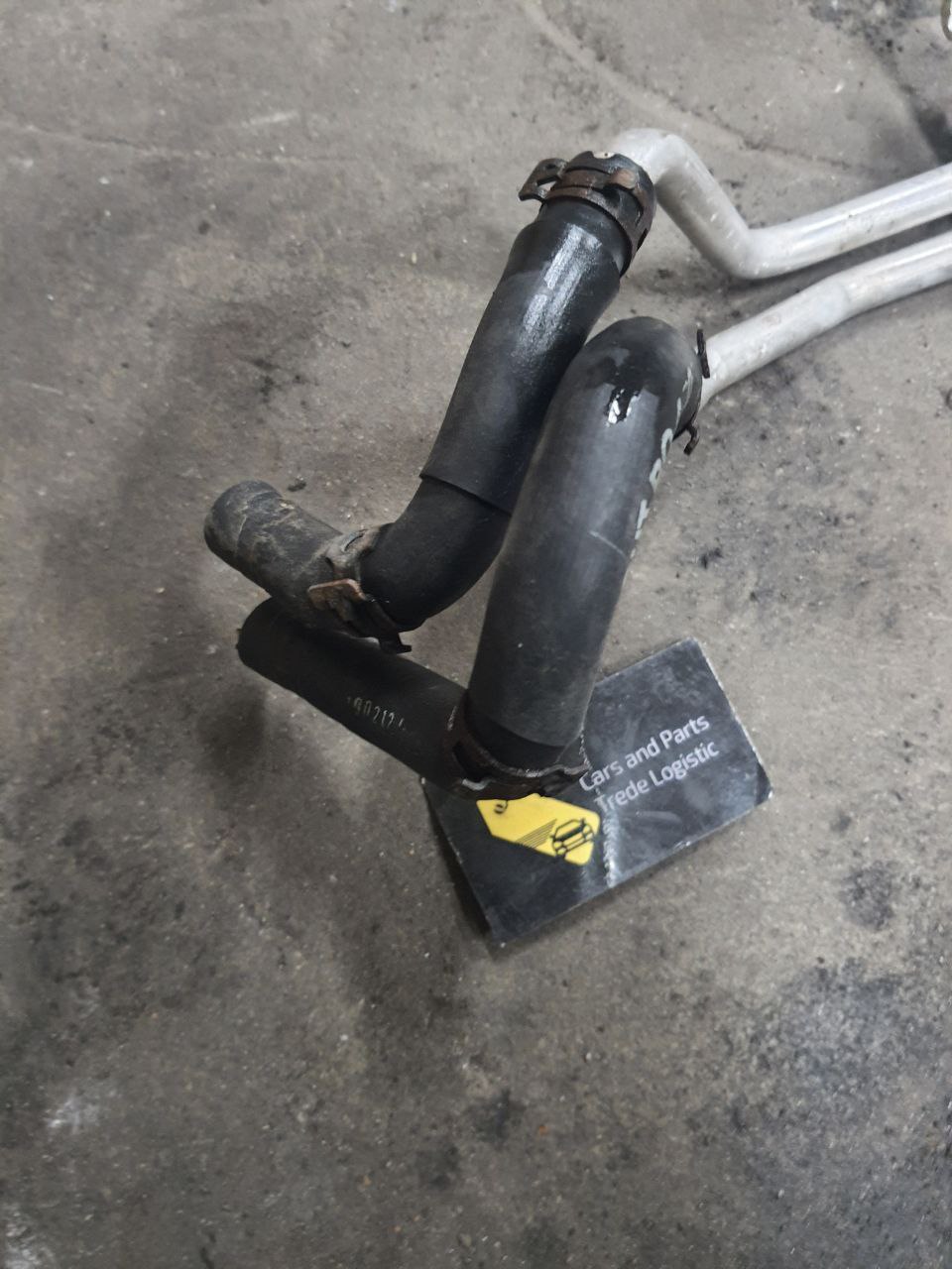 JHB501280 кутовий Г-подібний патрубок, обратка опалювача Range Rover (L322 2002 - 2012, L405 2012 - 2021) Range Rover Sport (L320 2005 - 2013, L494 2013 - 2022) Land Rover Discovery 4 (L319, 2009-2017)