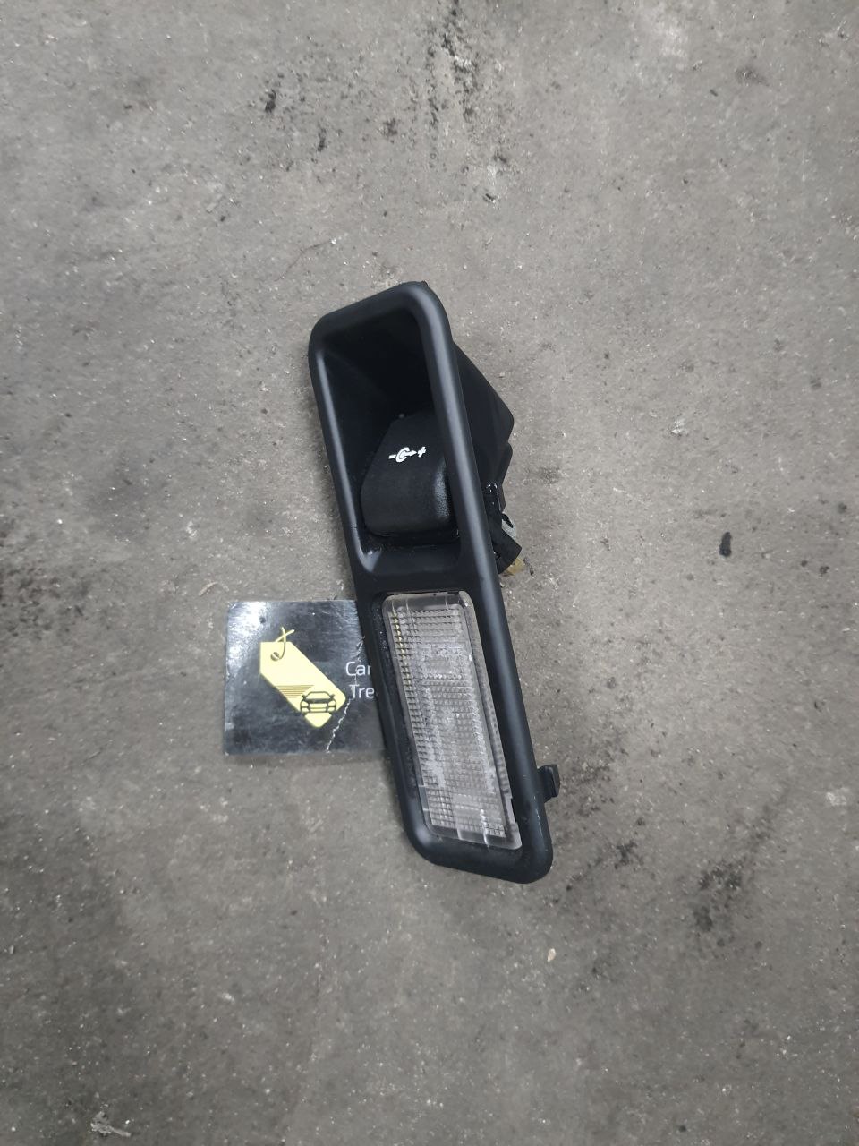 консполь прикурювача заднього ряду сидіннь Range Rover (L322 2002 - 2012) Range Rover Sport (L320 2005 - 2013) Land Rover Discovery 4 (L319, 2009-2016)