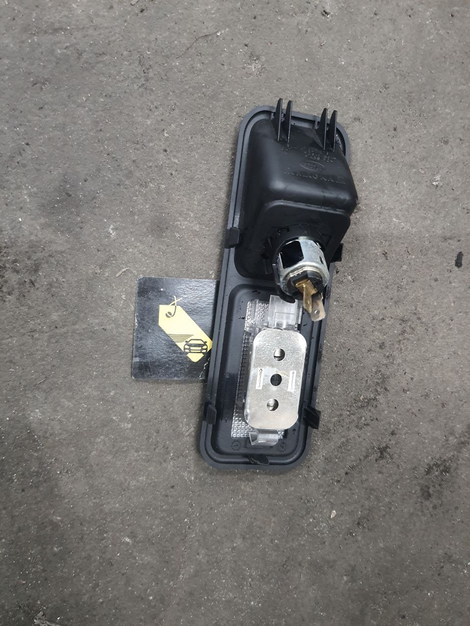 консполь прикурювача заднього ряду сидіннь Range Rover (L322 2002 - 2012) Range Rover Sport (L320 2005 - 2013) Land Rover Discovery 4 (L319, 2009-2016)