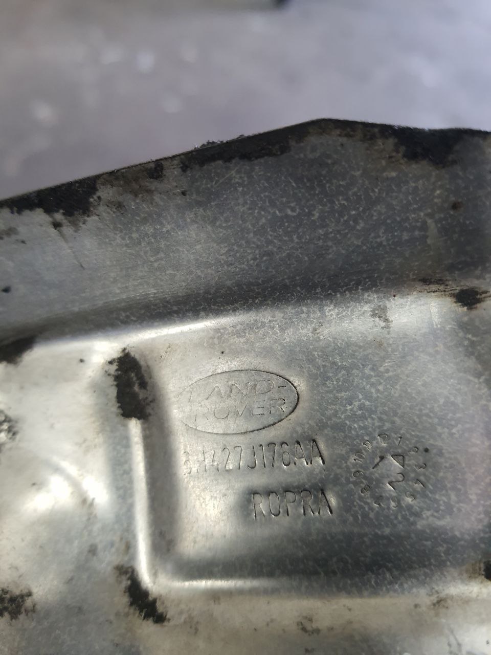 тепловий екран двигуна біля переднього кардану Range Rover L322 (2002 - 2012)