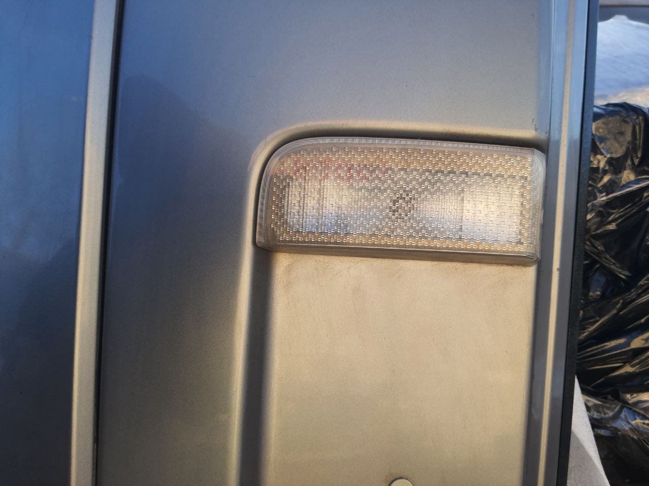 Лівий ліхтар заднього ходу в нижньому багажнику л322