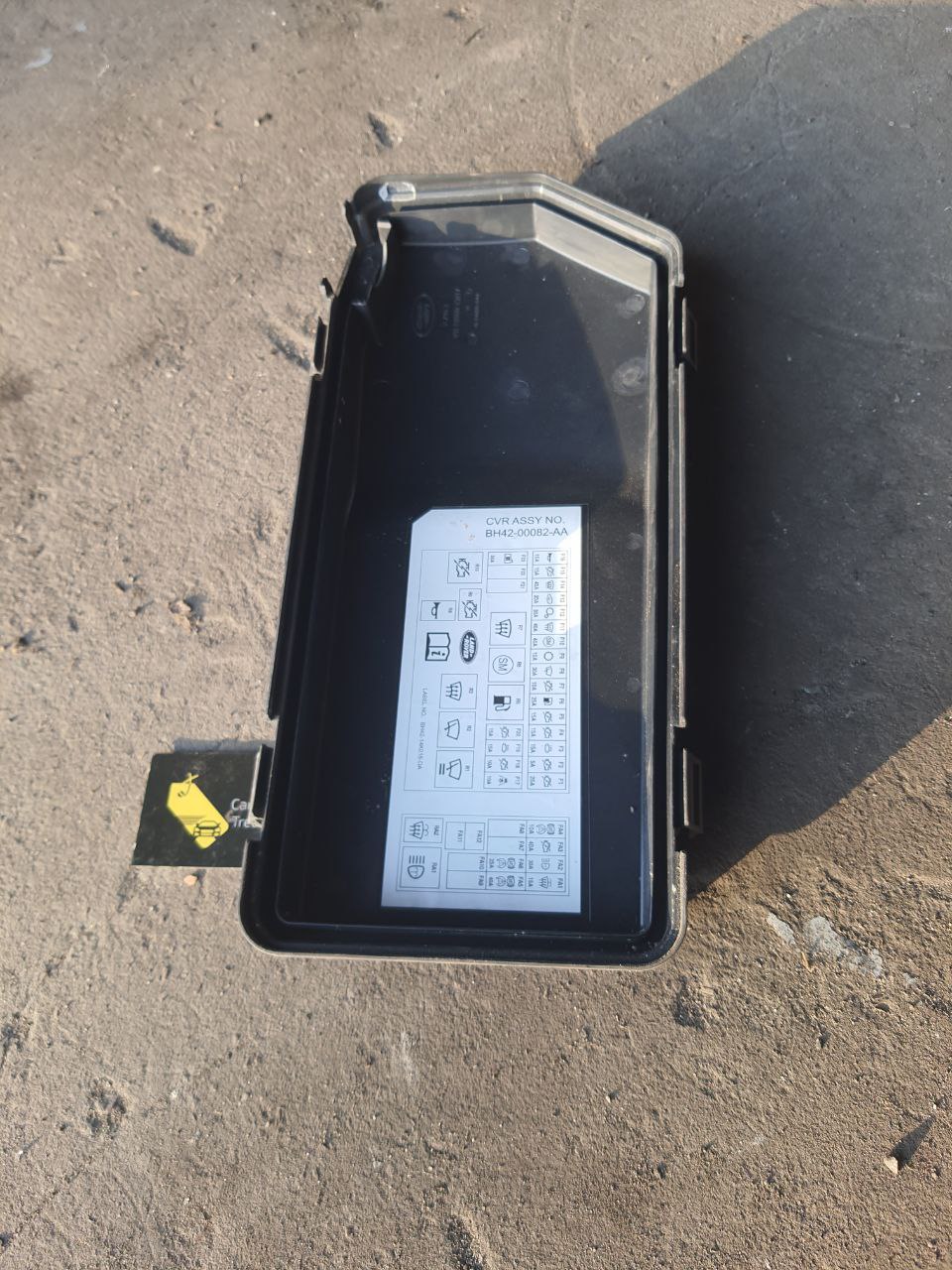 LR023569 кришка блоку запобіжників