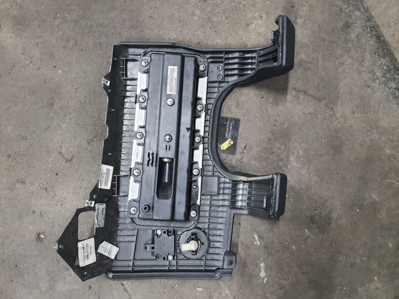 нижня накладка панелі приладів біля колін водія Range Rover L322 (2002 - 2012)