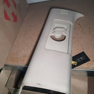 верхня накладка задньої лівої стойки Range Rover L322 (2002 - 2012)