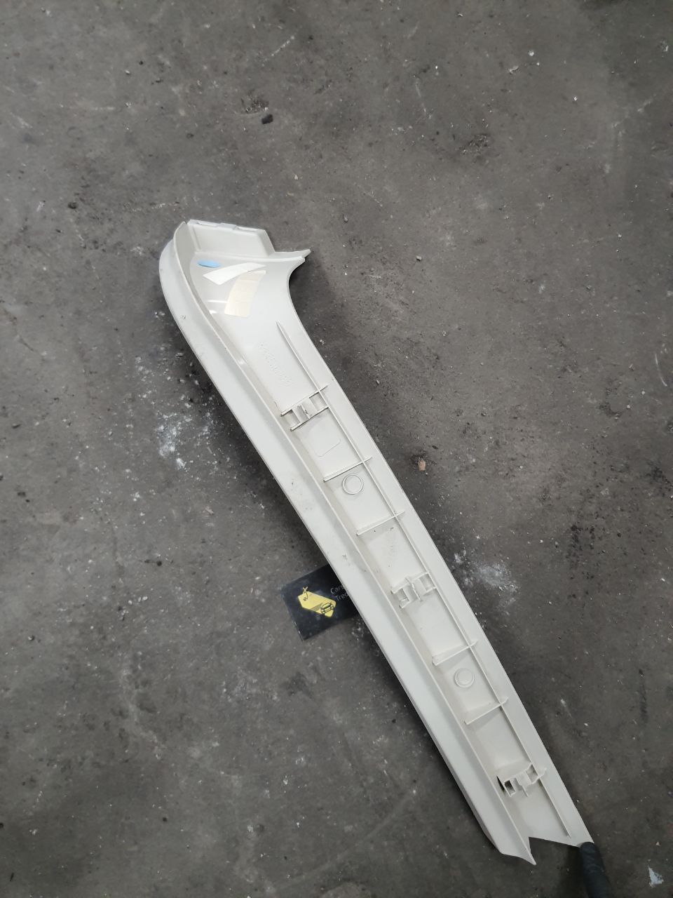 Ліва обшивка кришки багажника л322