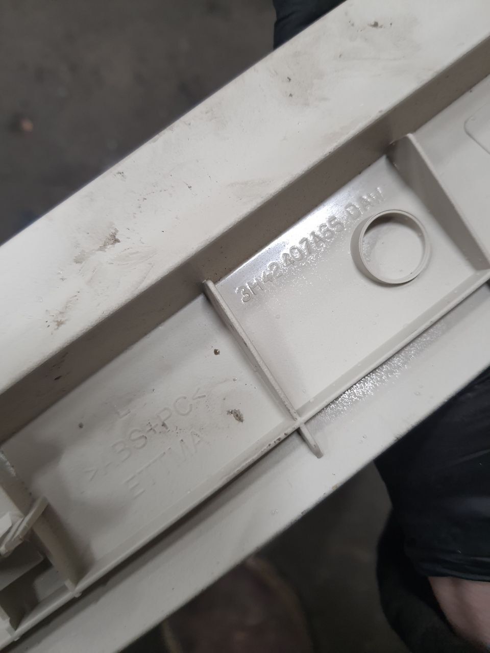 Ліва обшивка кришки багажника л322