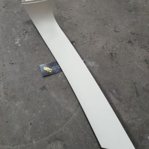 Права обшивка кришки багажника л322