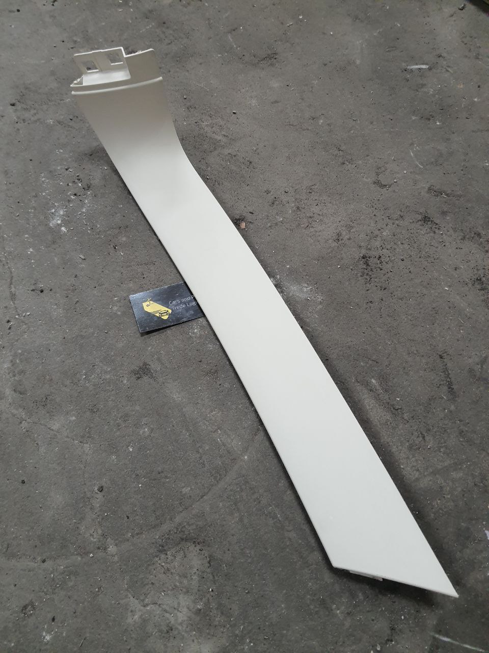 Права обшивка кришки багажника л322