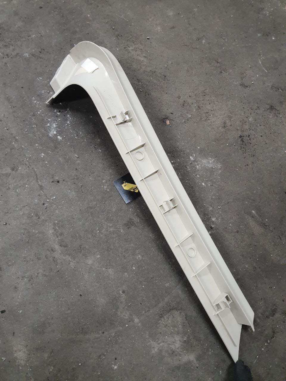 Права обшивка кришки багажника л322