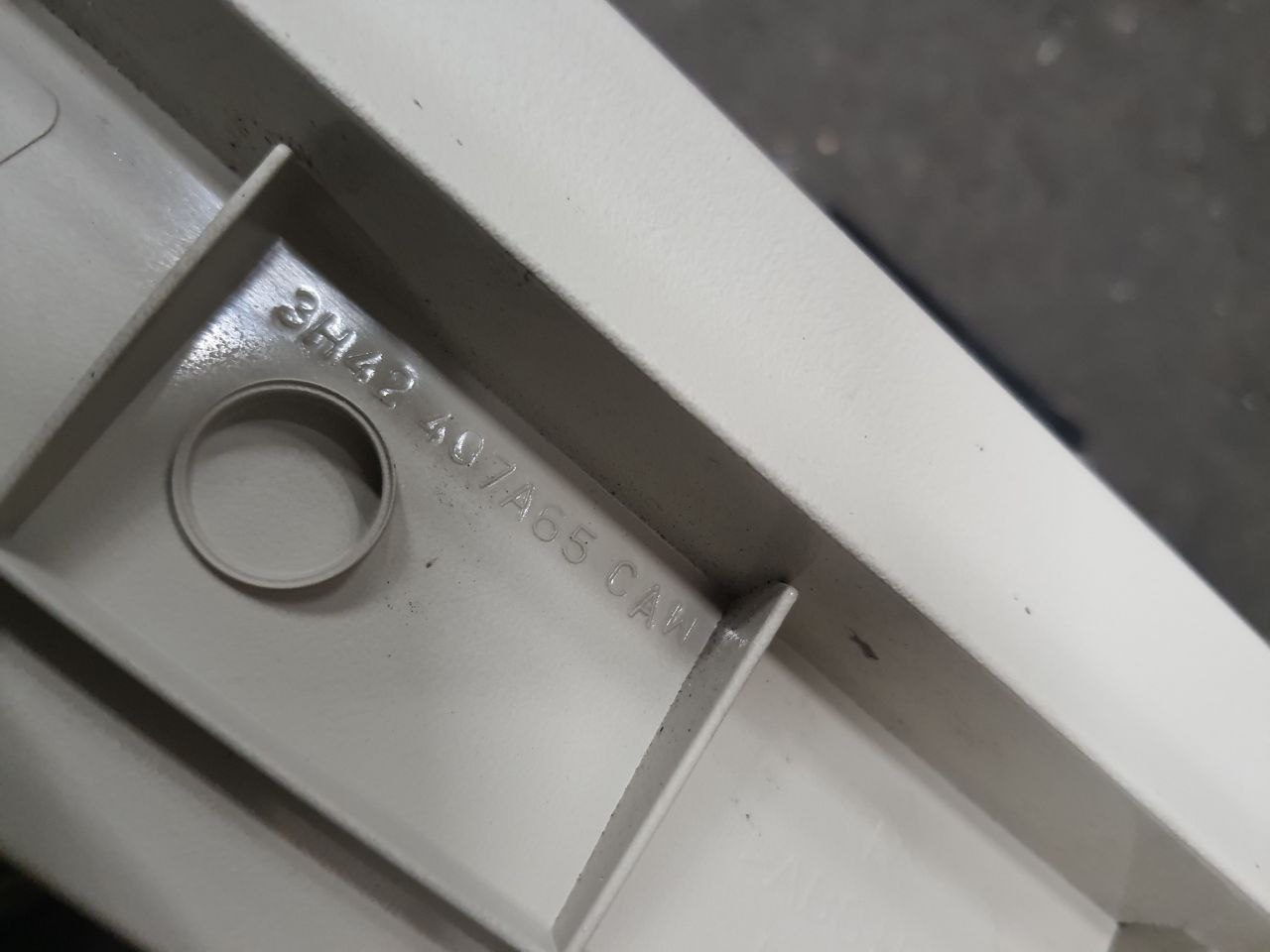 Права обшивка кришки багажника л322