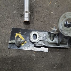 шпилька петлі багажника л322