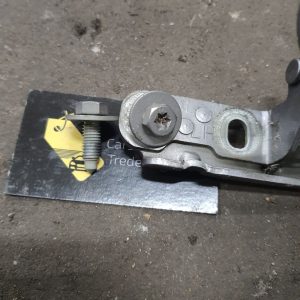 Технічні характеристики: Марка/Модель: Range Rover L322 (Vogue / HSE / Supercharged) Рік випуску: 2002–2012 Артикул (OEM): AYG500120 (0AYG500120) Тип запчастини: Кульовий палець амортизатора багажника (кріплення до кузова) Стан: Вживана, оригінал, розборка, ідеальний стан Особливості: Повністю готова до встановлення замість зношеної чи зламаної опори.