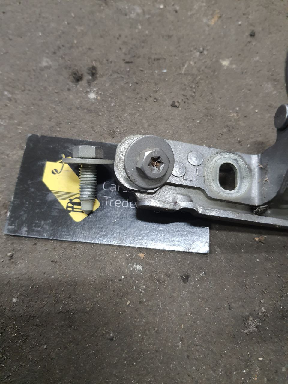 Технічні характеристики: Марка/Модель: Range Rover L322 (Vogue / HSE / Supercharged) Рік випуску: 2002–2012 Артикул (OEM): AYG500120 (0AYG500120) Тип запчастини: Кульовий палець амортизатора багажника (кріплення до кузова) Стан: Вживана, оригінал, розборка, ідеальний стан Особливості: Повністю готова до встановлення замість зношеної чи зламаної опори.