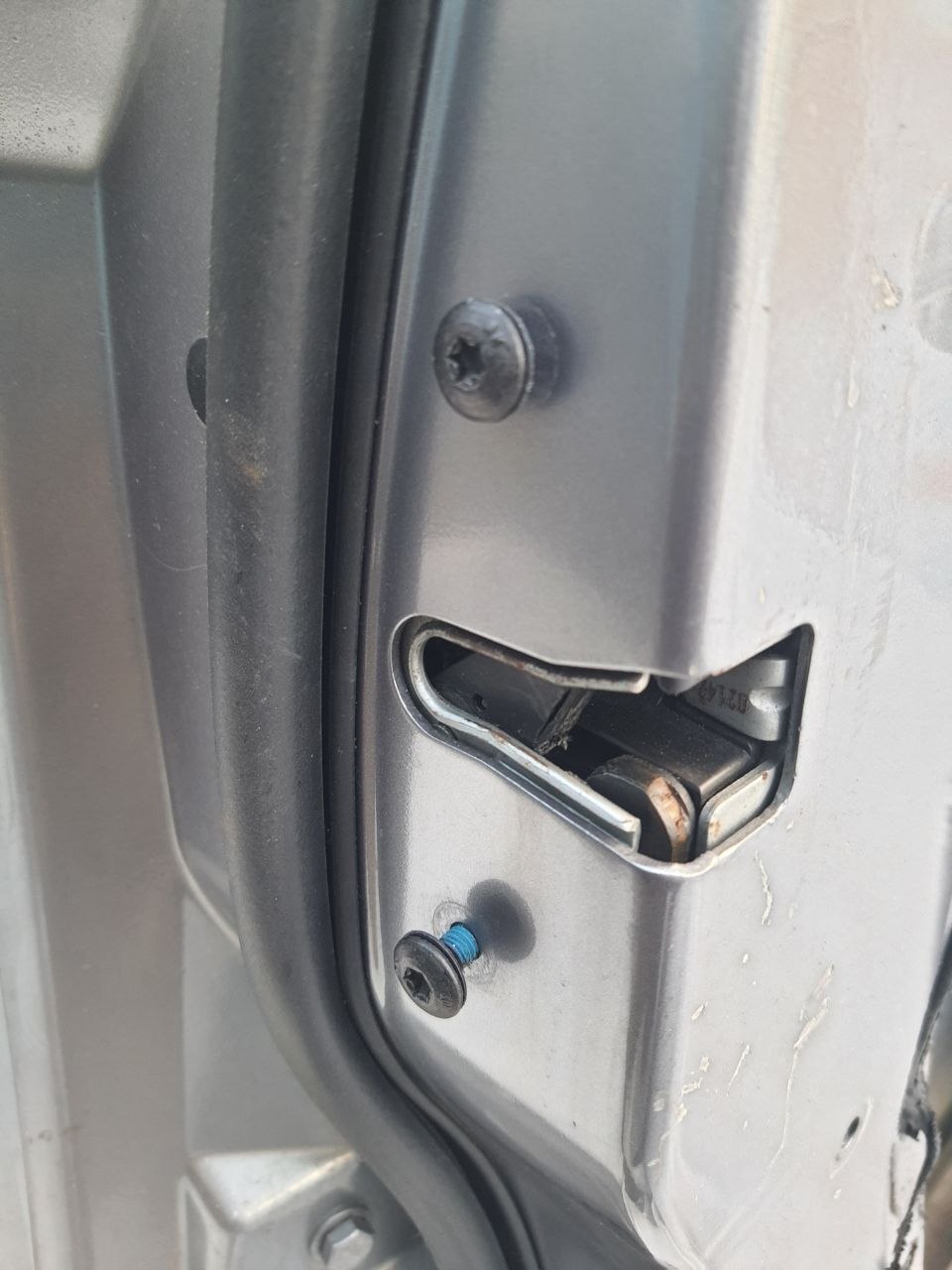 Болт кріплення замка дверей л322