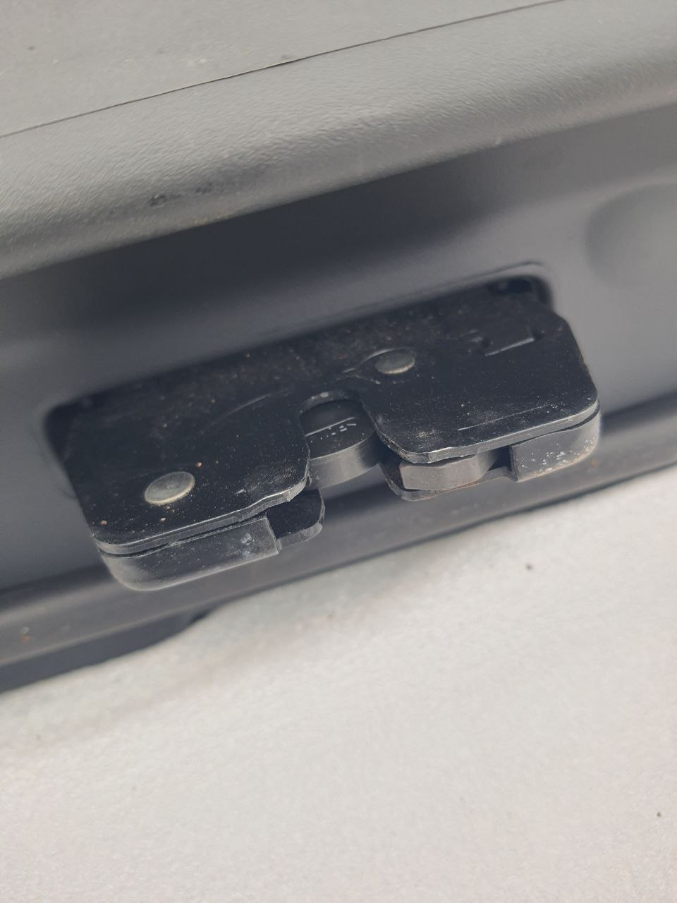 Замок багажнику л322