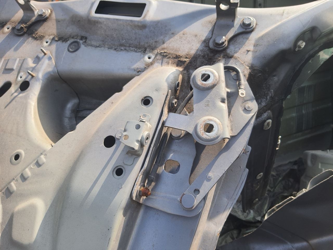 права петля капоту Range Rover L322 (2002 - 2012)