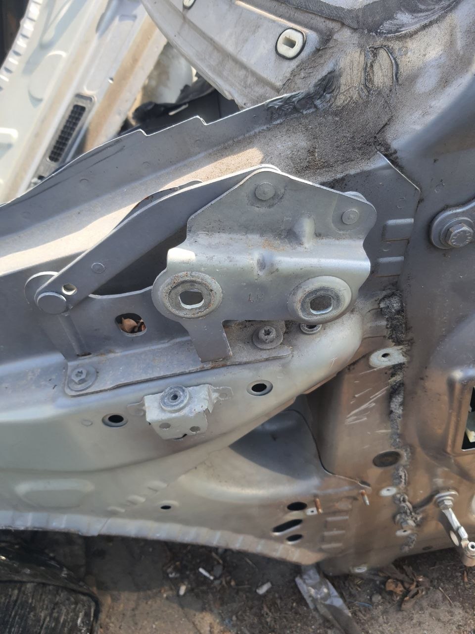 ліва петля капоту л322