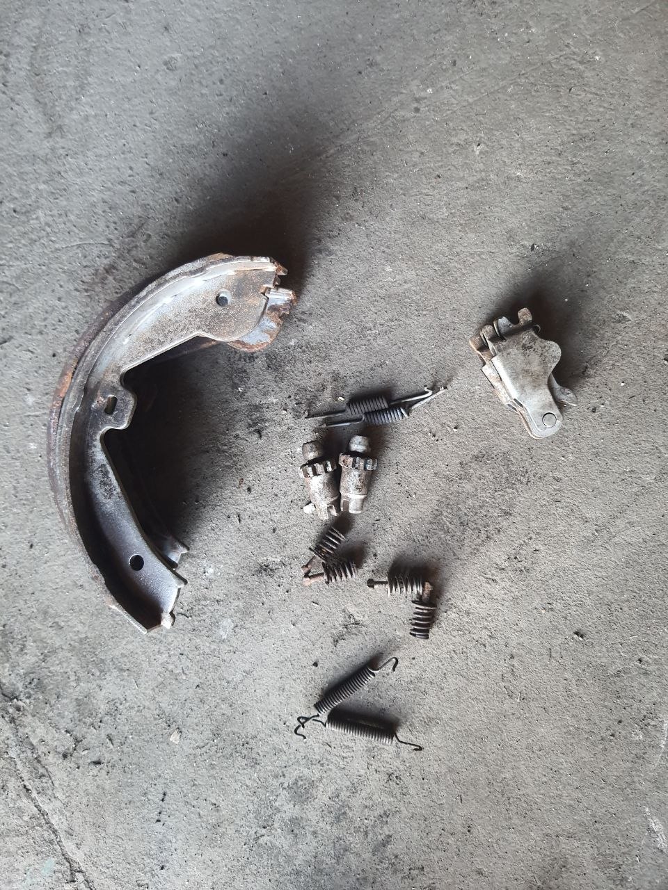 нижня пружина барабанногих гальм ручніка Range Rover L322 (2002 - 2012)