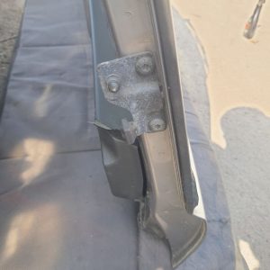 лівий кронштейн кріплення амортизатору верхньої кришки багажнику Range Rover L322 (2002 - 2012)