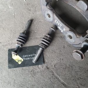 Сумісність з моделями: Range Rover Vogue: L322 (2002–2012), L405 (2012–2021). Range Rover Sport: L320 (2005–2013), L494 (2013–2022). Land Rover Discovery 4: L319 (2009–2017). Технічні характеристики: Артикул (OEM): SMN500040 (Pin-Caliper Guide). Призначення: Забезпечення вільного ходу супорта відносно скоби. Матеріал: Загартована сталь із антикорозійним покриттям. Стан: Вживана, оригінал (Land Rover / TRW), повністю придатна для повторного використання.