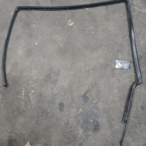 ущільнювач скла задніх лівих дверей Range Rover L322