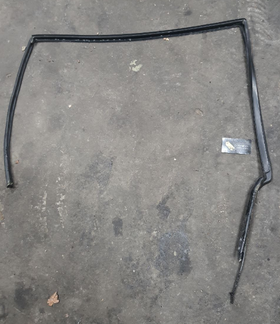 ущільнювач скла задніх лівих дверей Range Rover L322