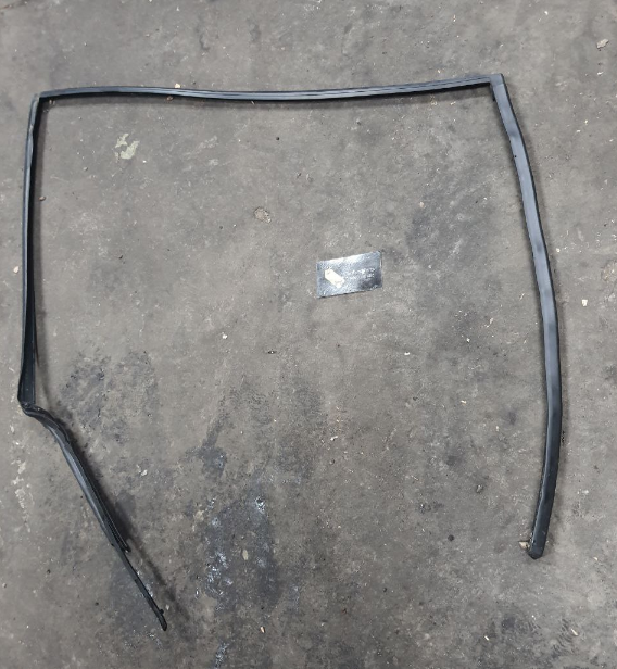 ущільнювач скла задніх лівих дверей Range Rover L322