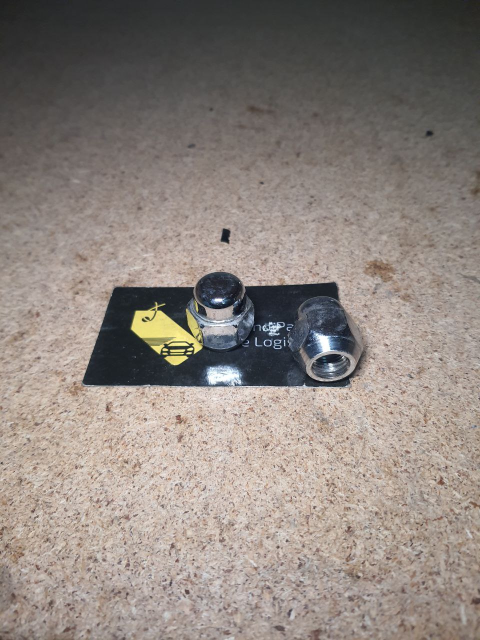 гайка колісна Nissan Leaf стан нових, комплек 5шт, гайка колісна Nissan Leaf,